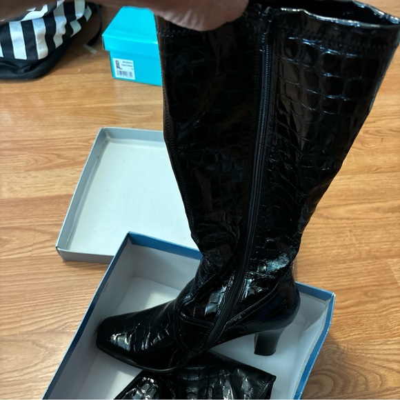 Maurice’s black patent leather look size 10 boots only worn 2 times - Picture 5 of 6